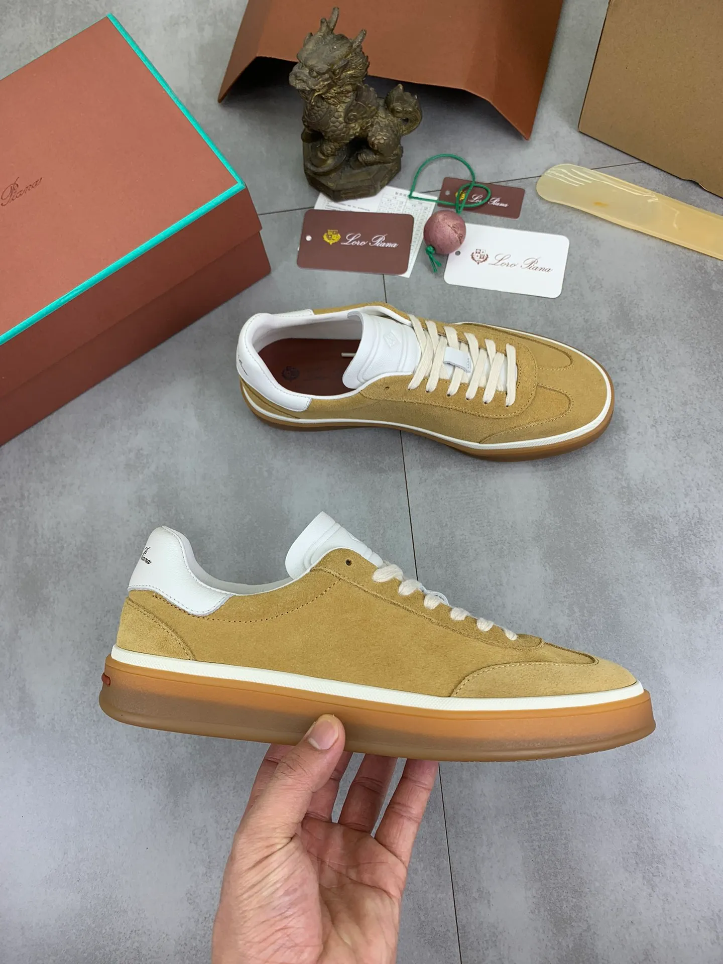 Men's Men's Shoes 💰P540 New 💰High Quality Loro Piana 💯Top Authentic Grade💯Buy the original 1:1 copy💯 Founded the existing Loro Piana company on April 24, 1924. It is now the sixth generation of family business, providing top quality products to customers who are discerning in taste and quality. Imported original fabrics, made of plain calfskin lining. Hand-sewn threads with cowhide feet. Original packaging. Size: 38-45. 7⃣️ colors available.